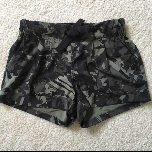 lululemon athletica Pants - Lululemon spring breakaway shorts size 2